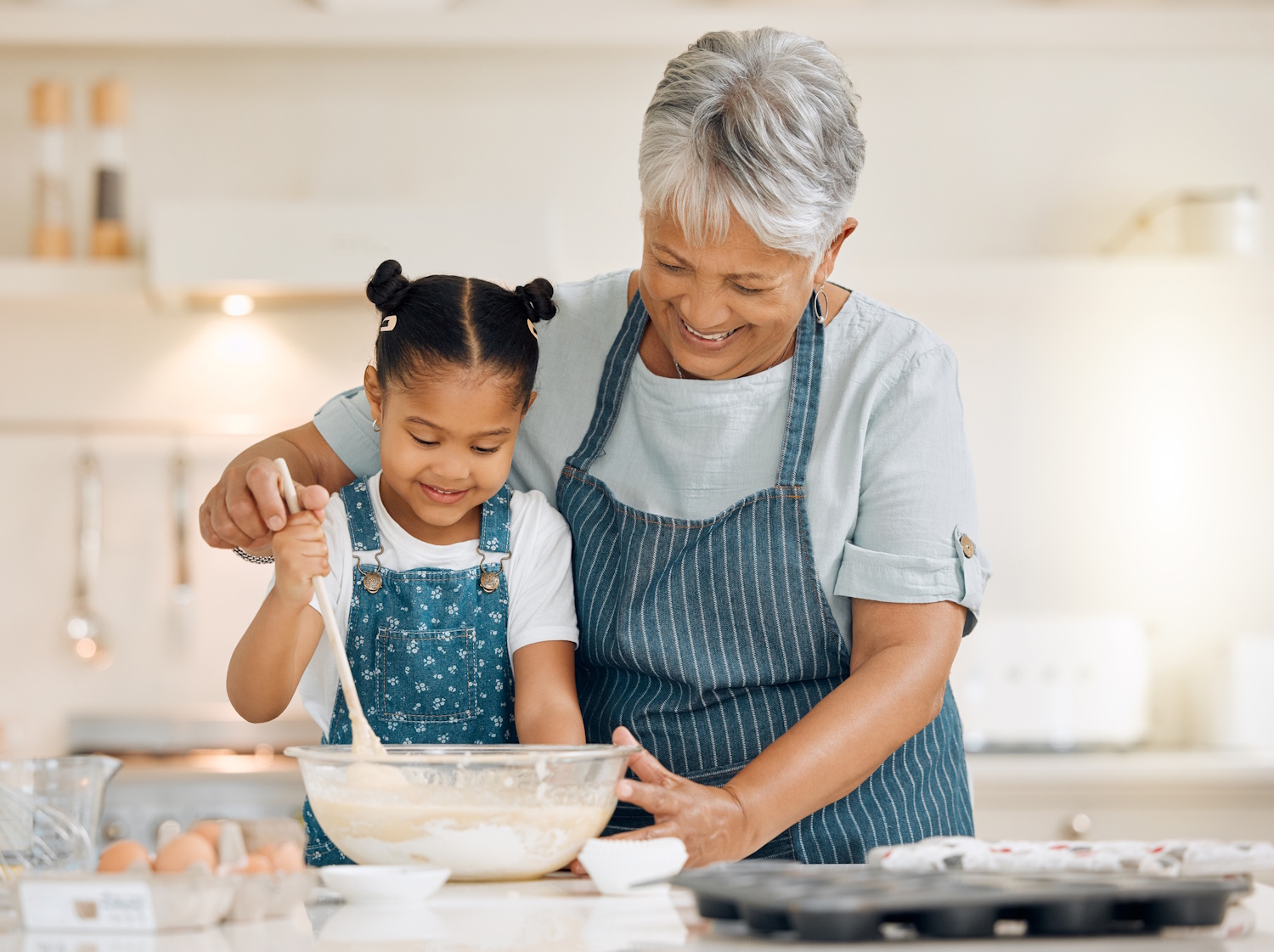 Nagymama és az unokája főznek
