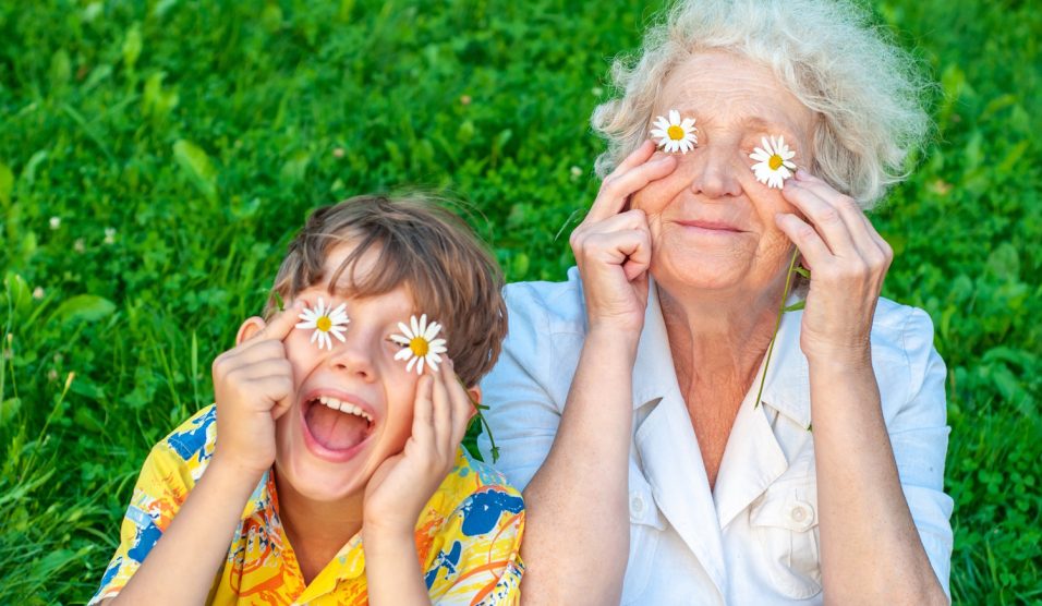 Nagymama a fiú unokájával