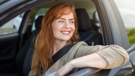 vörös nő a volánnál autóban