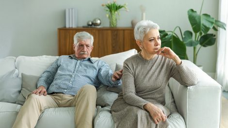 Idős pár a kanapén veszekszik