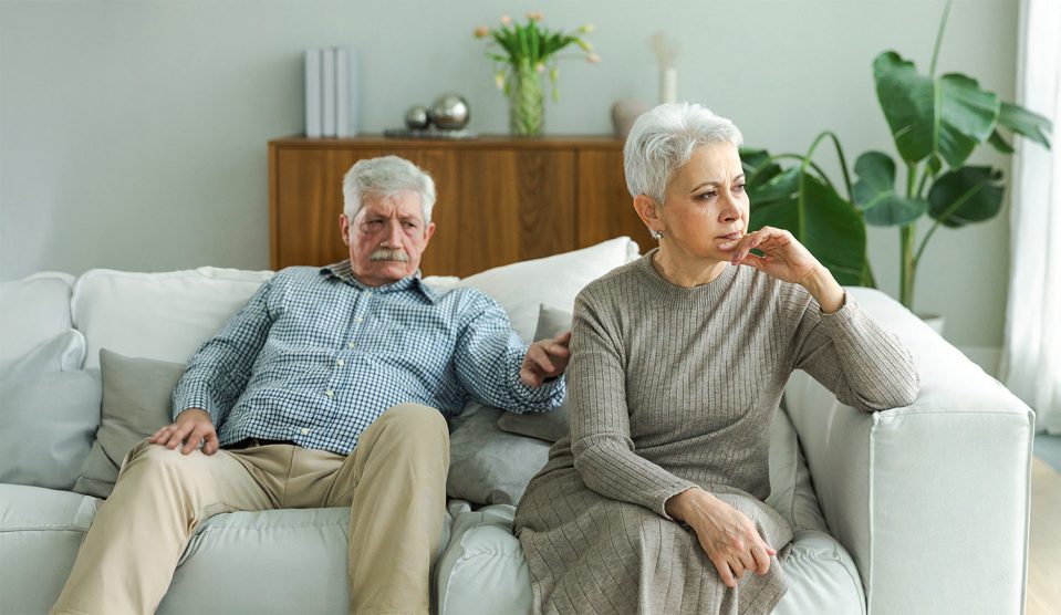 Idős pár a kanapén veszekszik