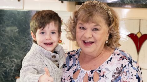 oszvald marika az unokájával