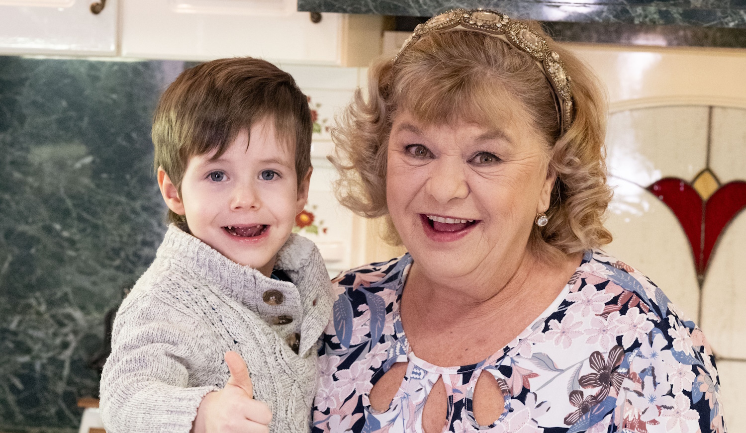 oszvald marika az unokájával