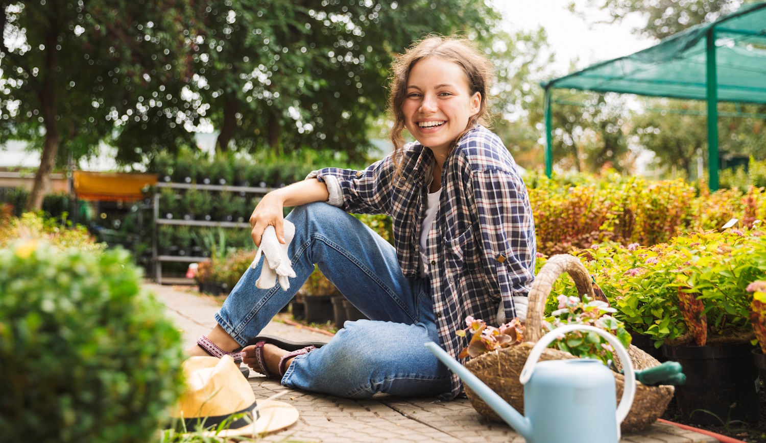 kertészlány ül a kertben mosolyog