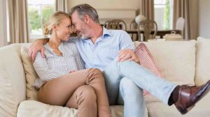 szerelmespár ül a kanapén