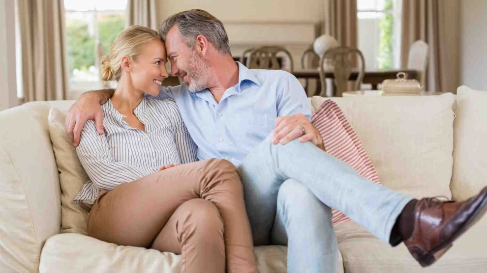 szerelmespár ül a kanapén