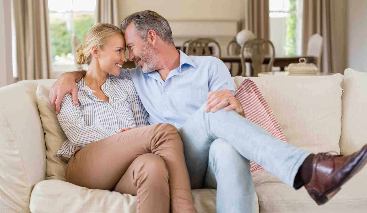 szerelmespár ül a kanapén