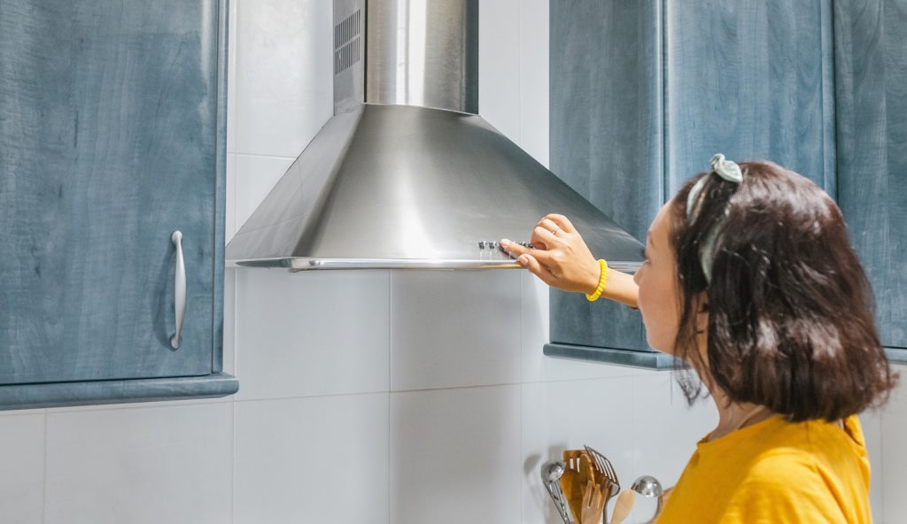 páraleszívón állítja be a fokozatot egy nő a konyhában