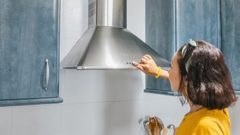 páraleszívón állítja be a fokozatot egy nő a konyhában