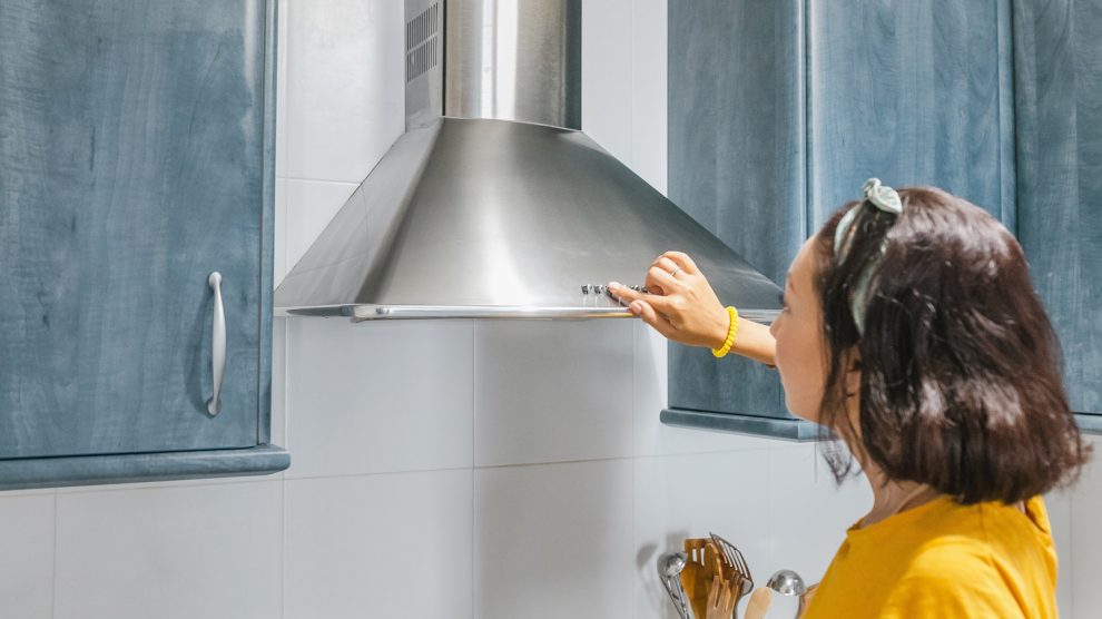 páraleszívón állítja be a fokozatot egy nő a konyhában