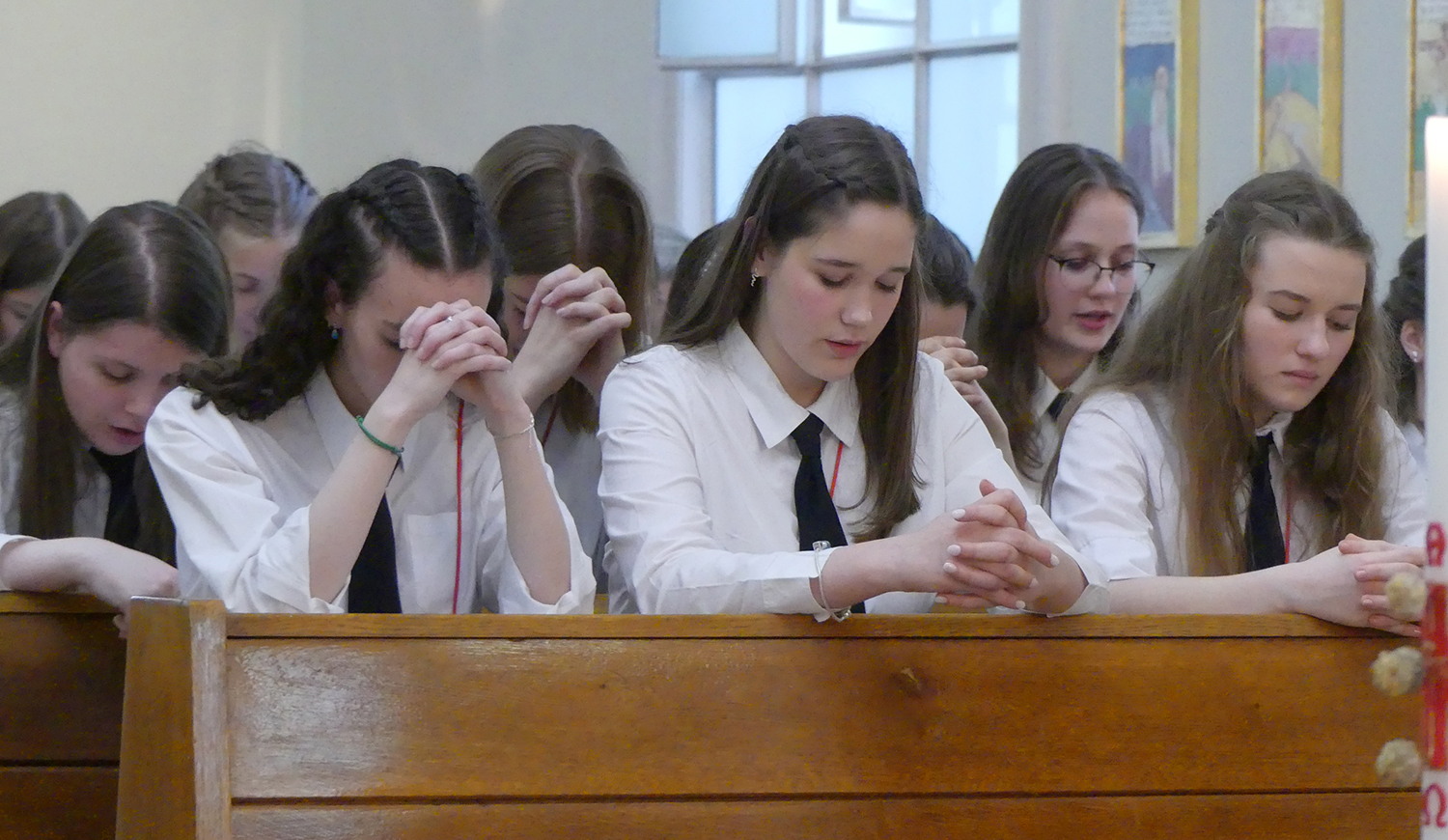 Patrona Hungariae Katolikus Iskolaközpontban imádkozó diákok