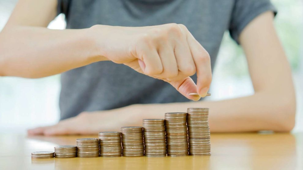 Nő számolja a pénzt