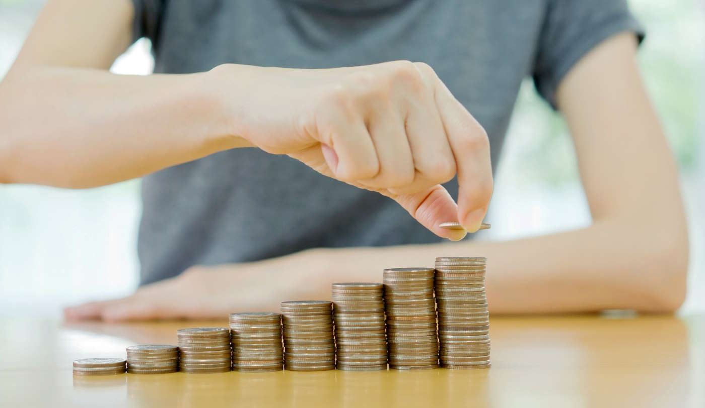 Nő számolja a pénzt