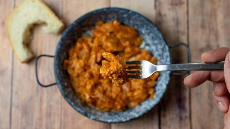 tojáspörkölt edényben