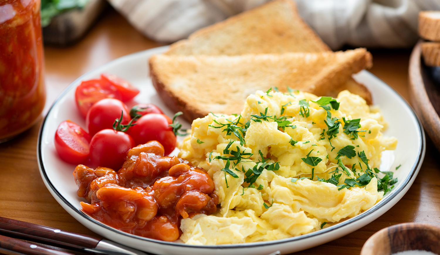 Rántotta paradicsommal és pirítóssal