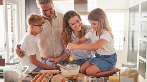 Boldog család rántottát készít a konyhában