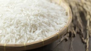 száraz rizs bambusztálban