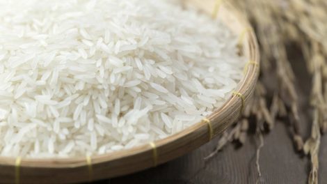 száraz rizs bambusztálban