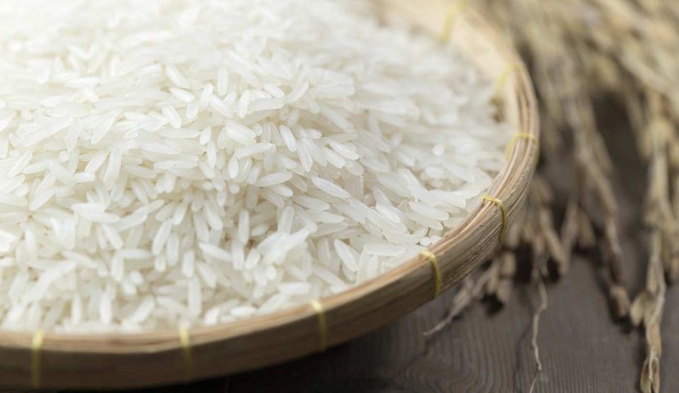 száraz rizs bambusztálban