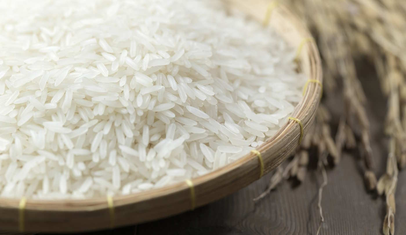 száraz rizs bambusztálban