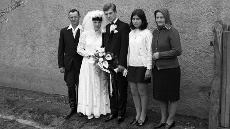 régi kép a fortepanról ami rokonokat ábrázol