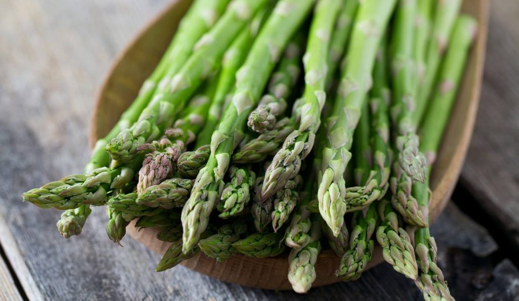 friss zöld spárga a konyhapulton