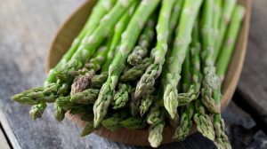 friss zöld spárga a konyhapulton