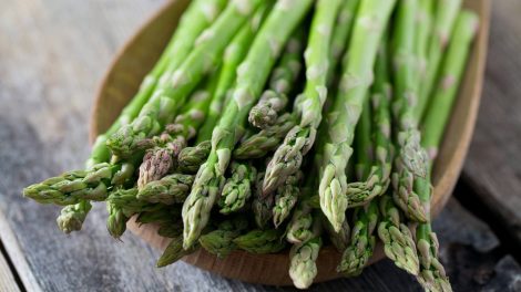 friss zöld spárga a konyhapulton