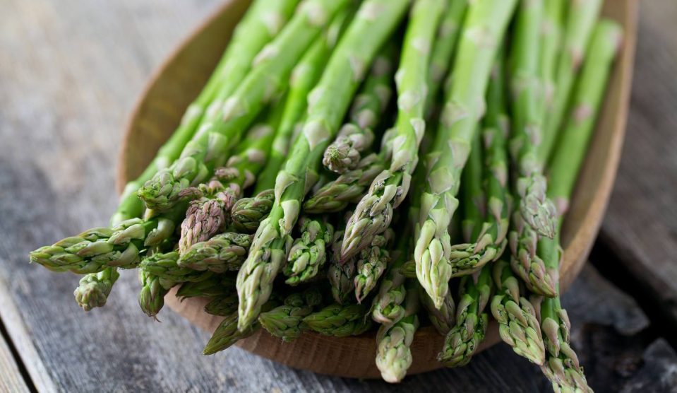 friss zöld spárga a konyhapulton