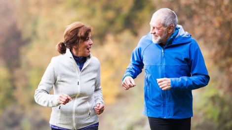 60 év feletti pár kocog