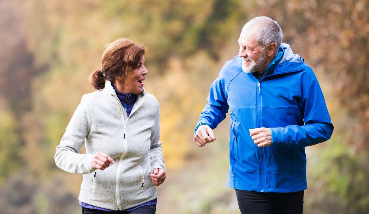 60 év feletti pár kocog