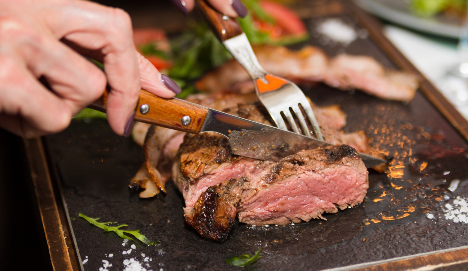 steaket vágnak késsel, villával