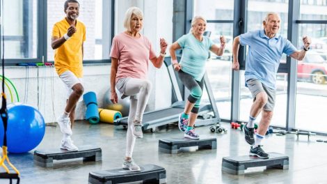 idősebb társaság tornázik