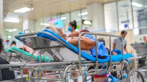 64 Betegek a kórházi ágyon várják az orvost és a kezelést