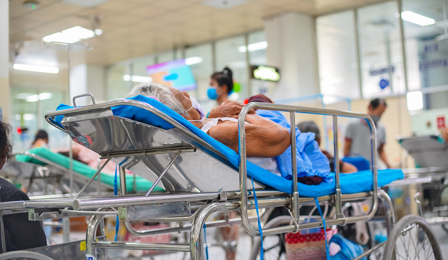 64 Betegek a kórházi ágyon várják az orvost és a kezelést