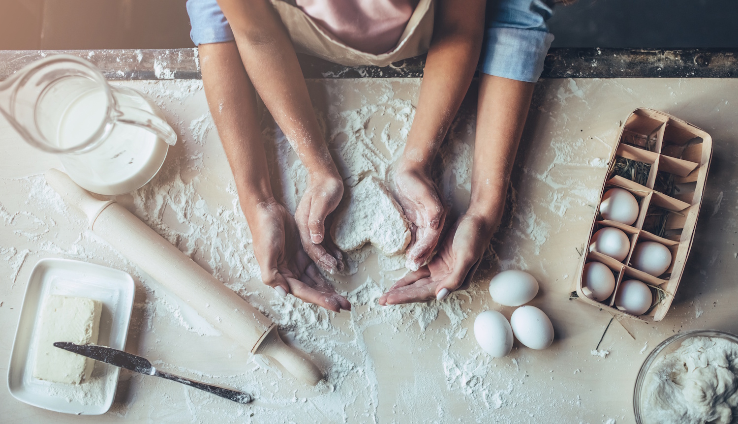 szív alakú süteményt készítenek