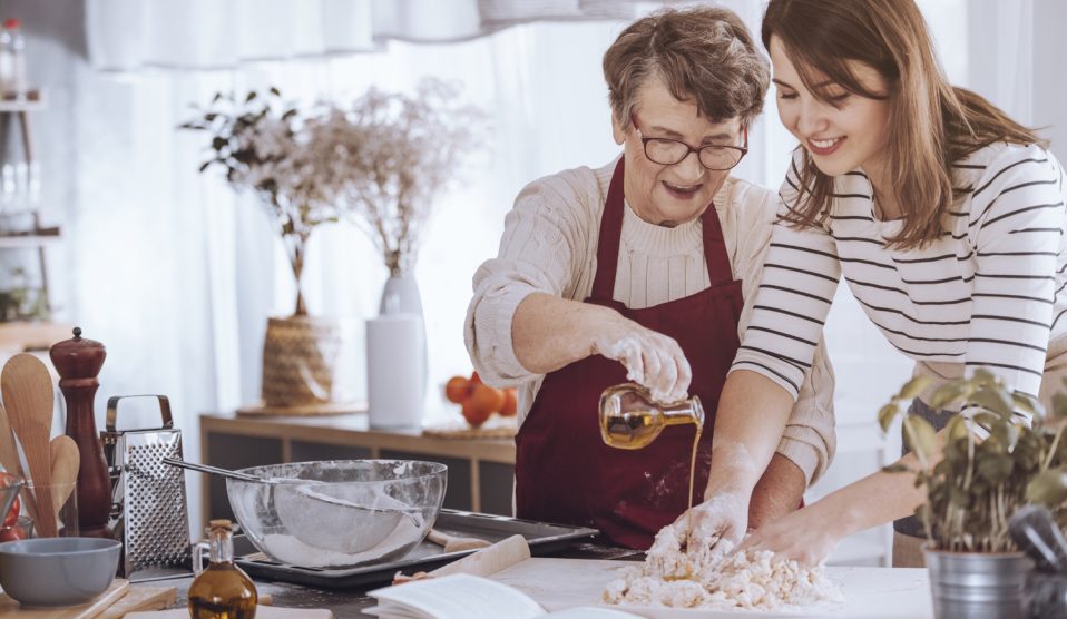 Egy lány és az anyukája tésztát gyúrnak