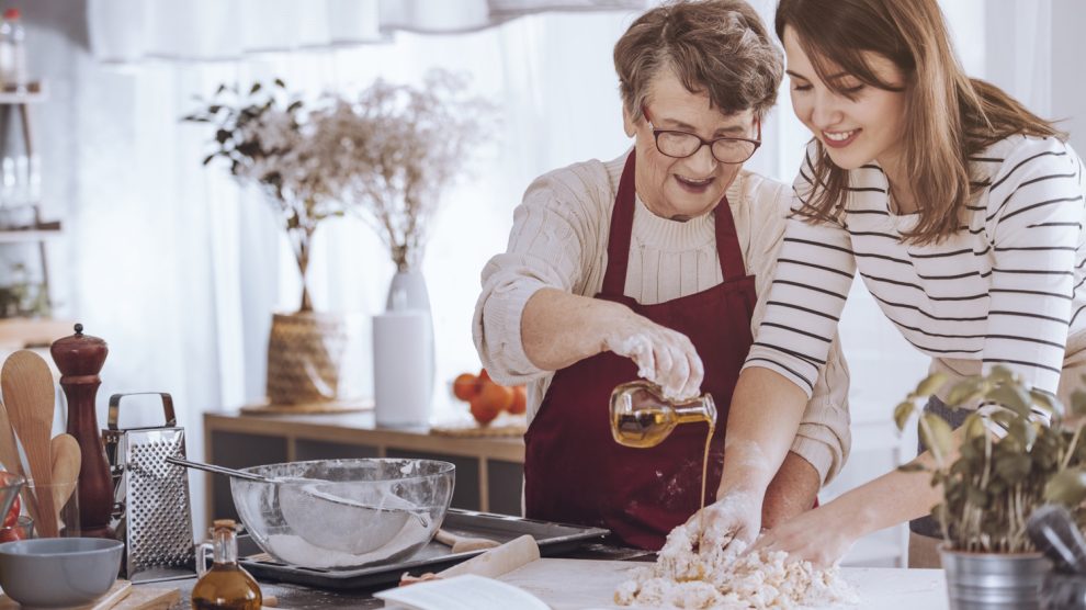 Egy lány és az anyukája tésztát gyúrnak