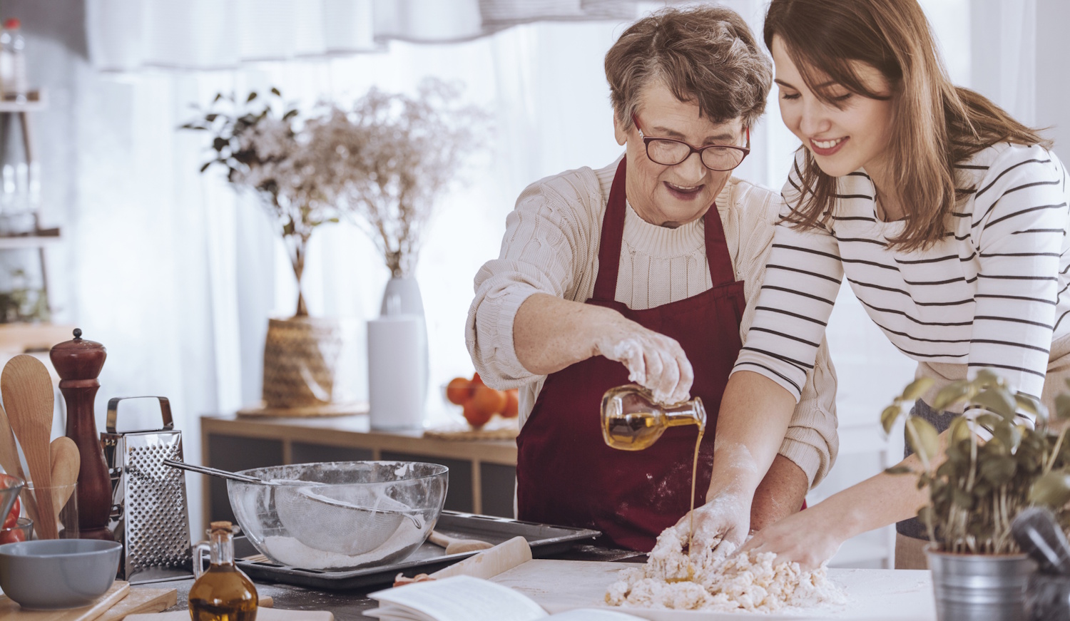 Egy lány és az anyukája tésztát gyúrnak