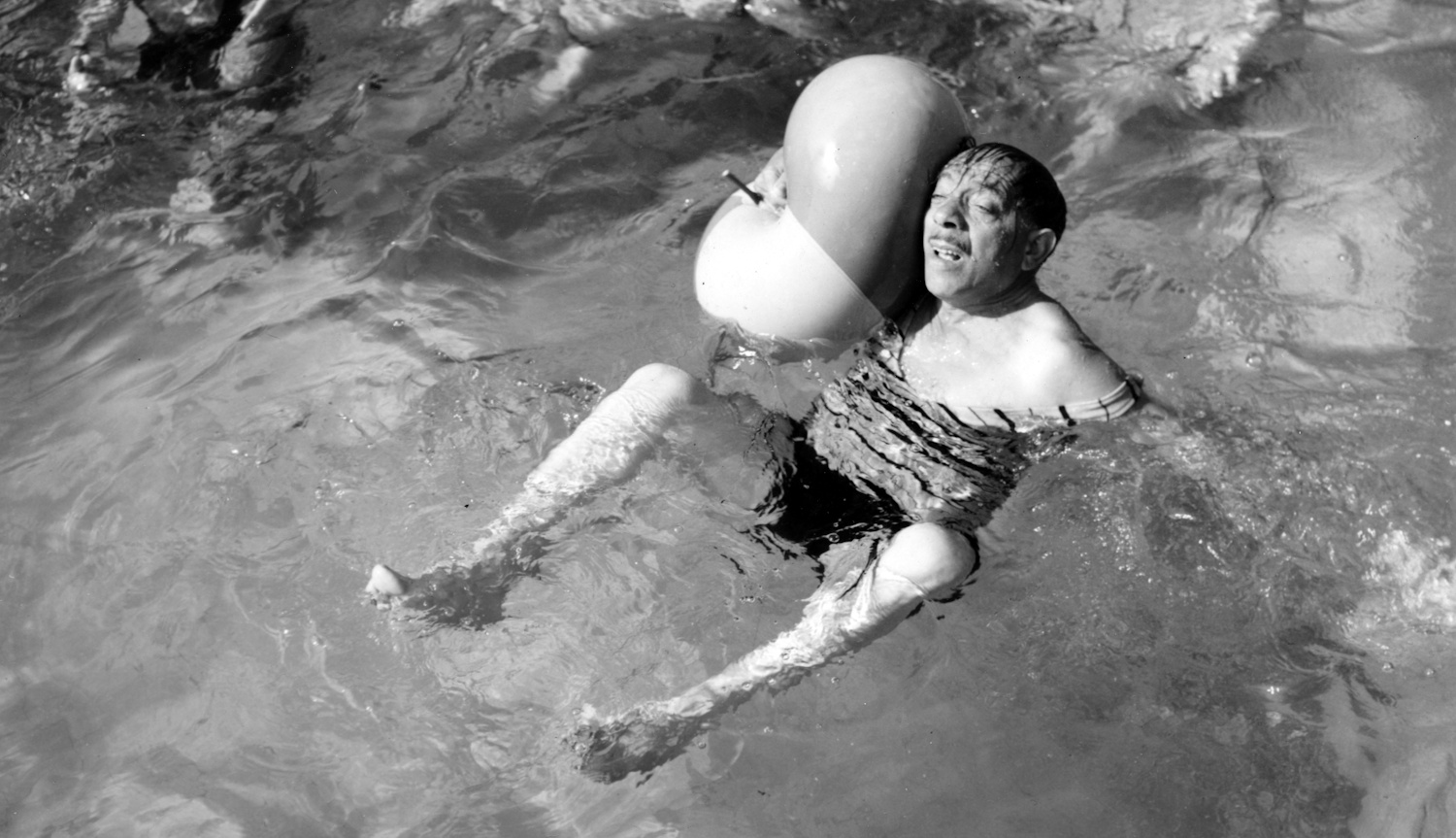 Szabó Ernő színész, a Hannibál tanár úr forgatásán, a medencében