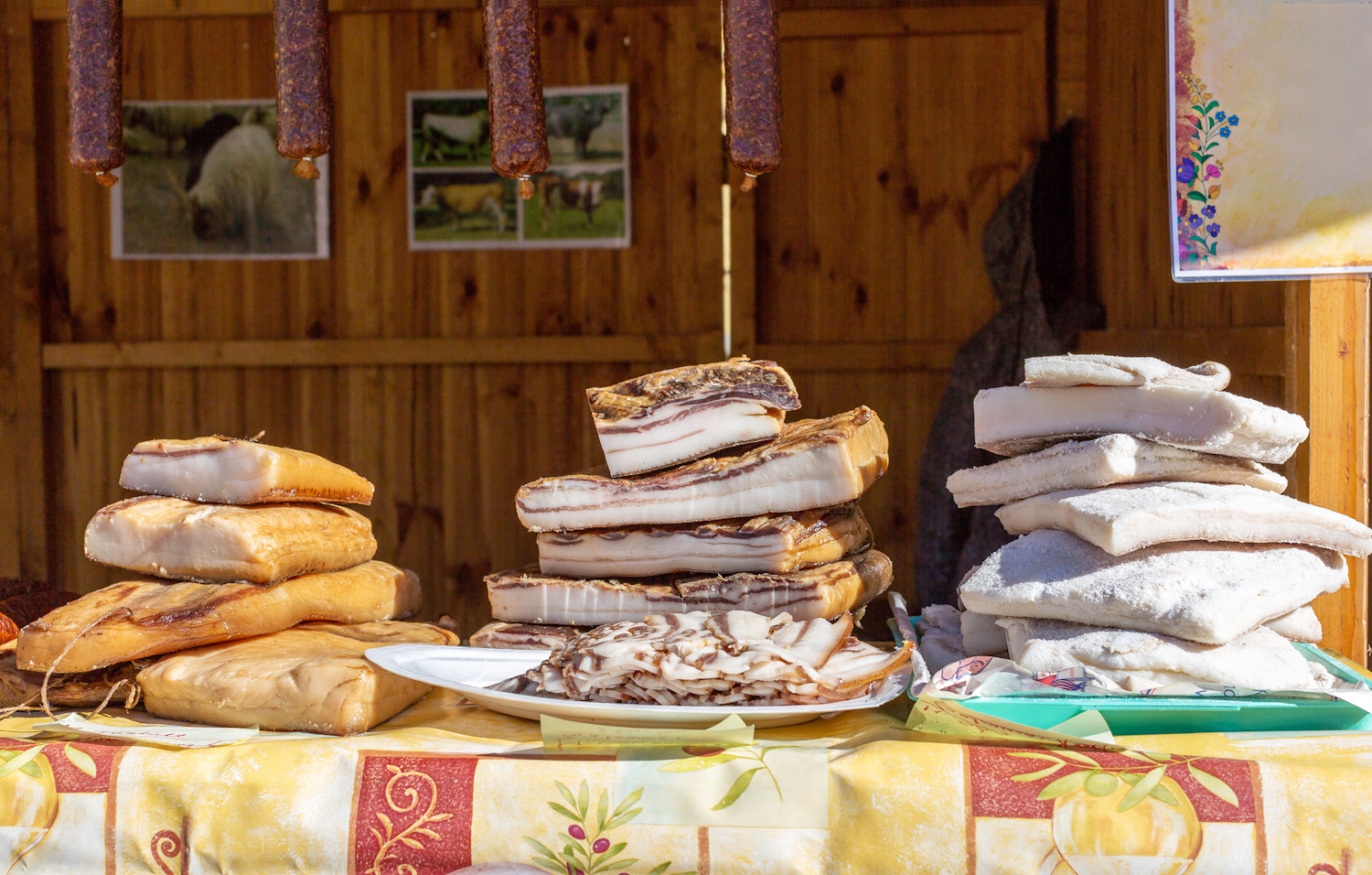 Szalonnák a kamrában