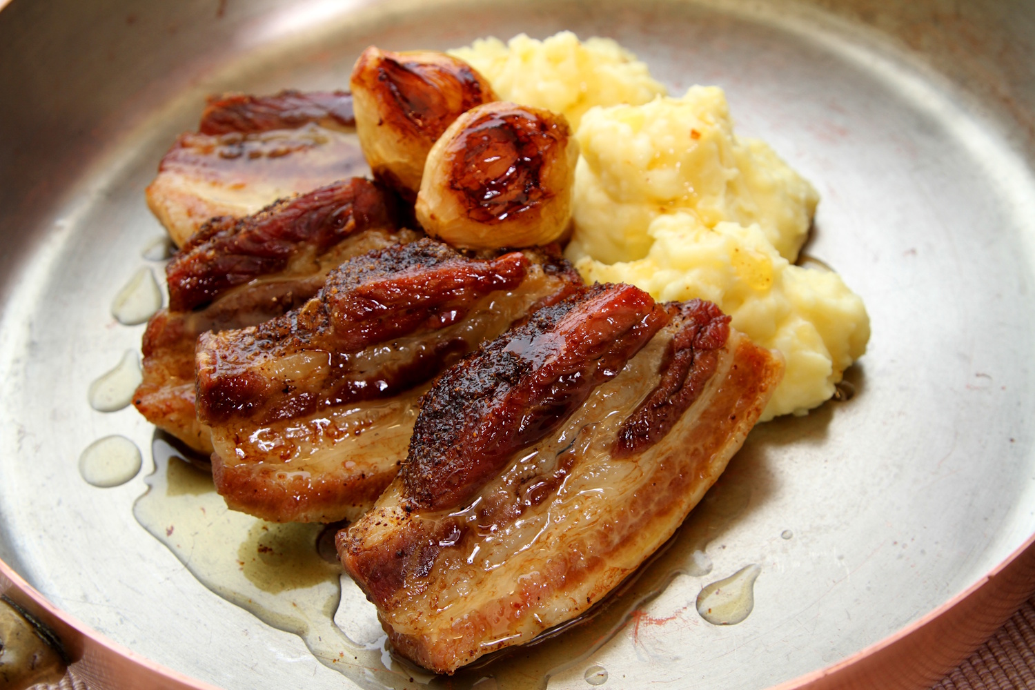 Szalonna és krumolipüré egy tányéron