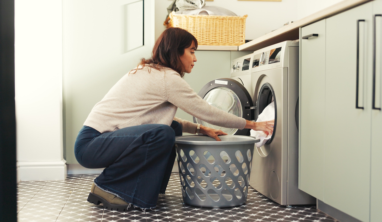 Szárítógépbe pakol be egy nő