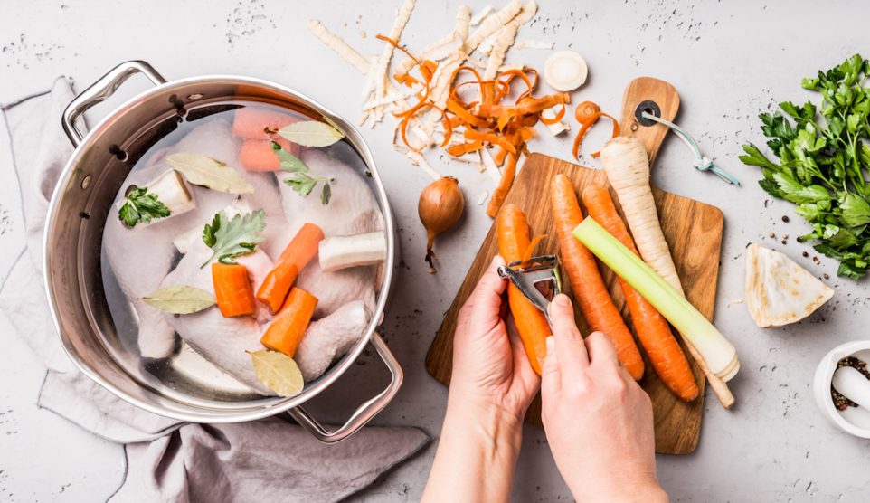 zöldséget pucol egy kéz leveshez