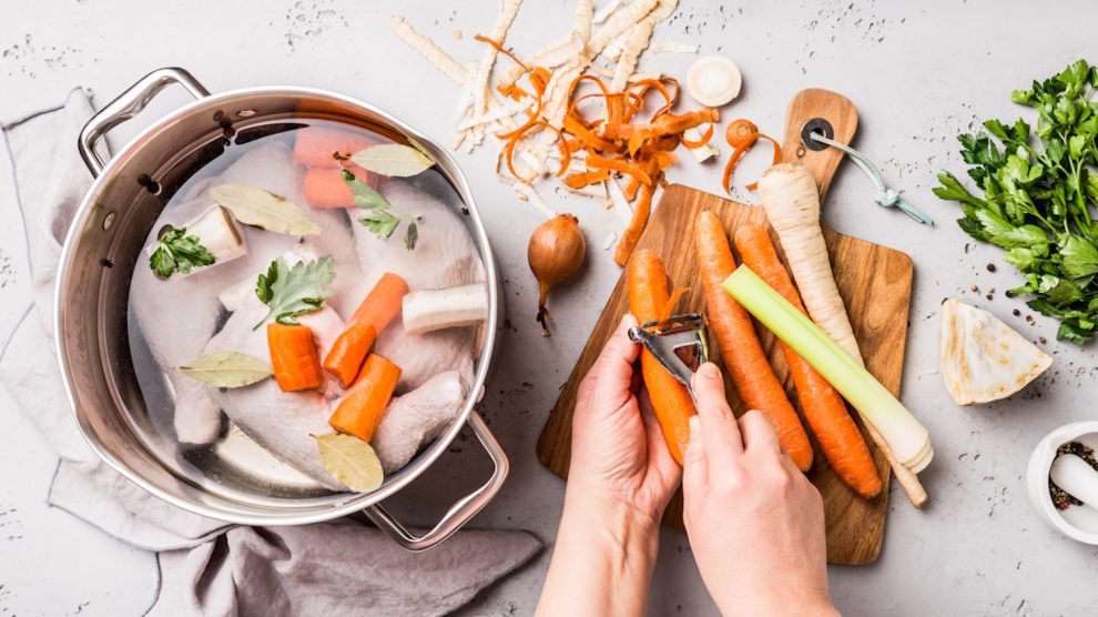 zöldséget pucol egy kéz leveshez