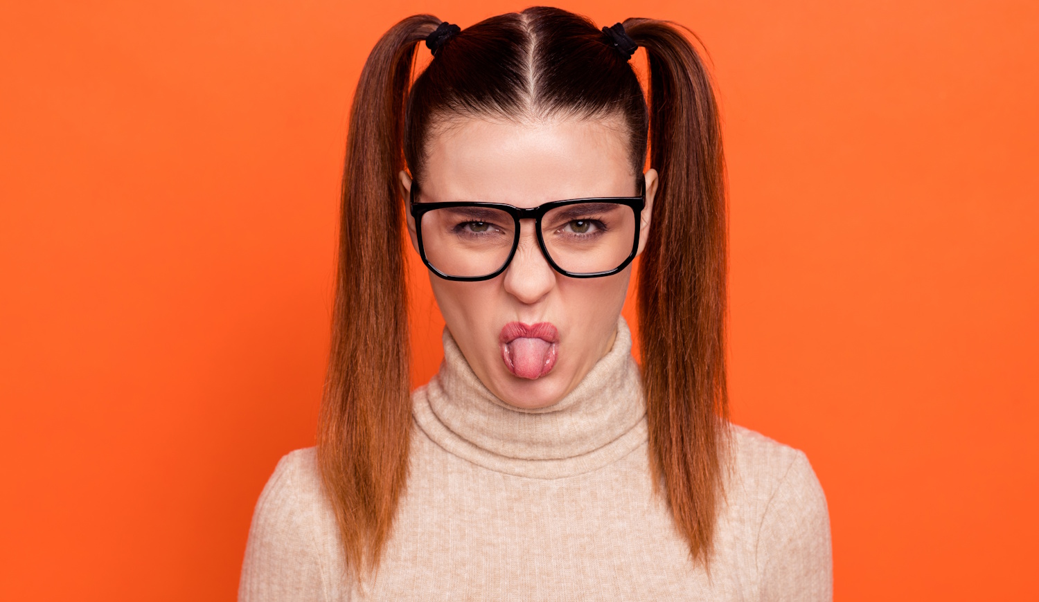 Egy lány grimaszol szemüveben