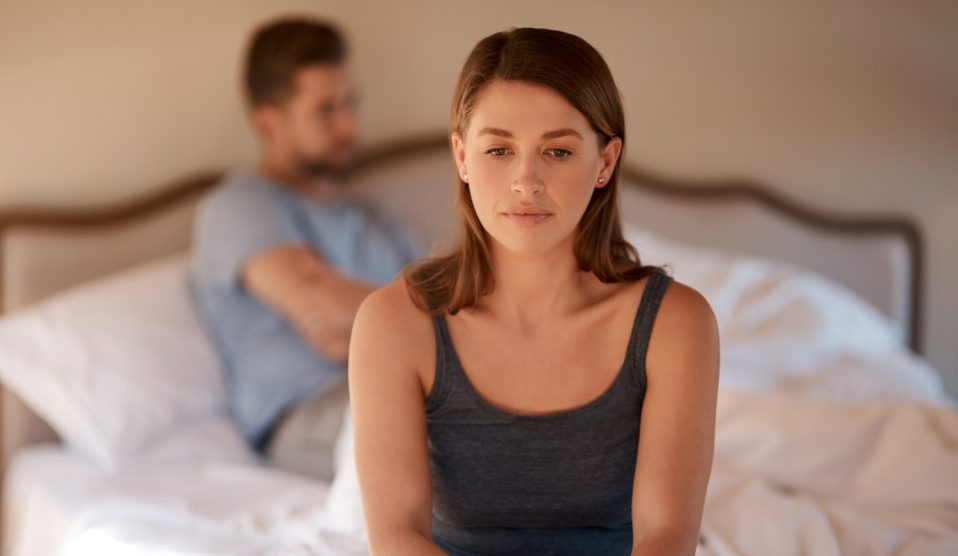 Szomorú, zaklatott pár vitatkozik a hálószobájukban válás vagy szakítás miatt egy modern házban. Mérgező, dühös arckifejezéssel egy nőről, aki veszekszik és konfliktusba kerül a barátjával az ágyban otthonukban