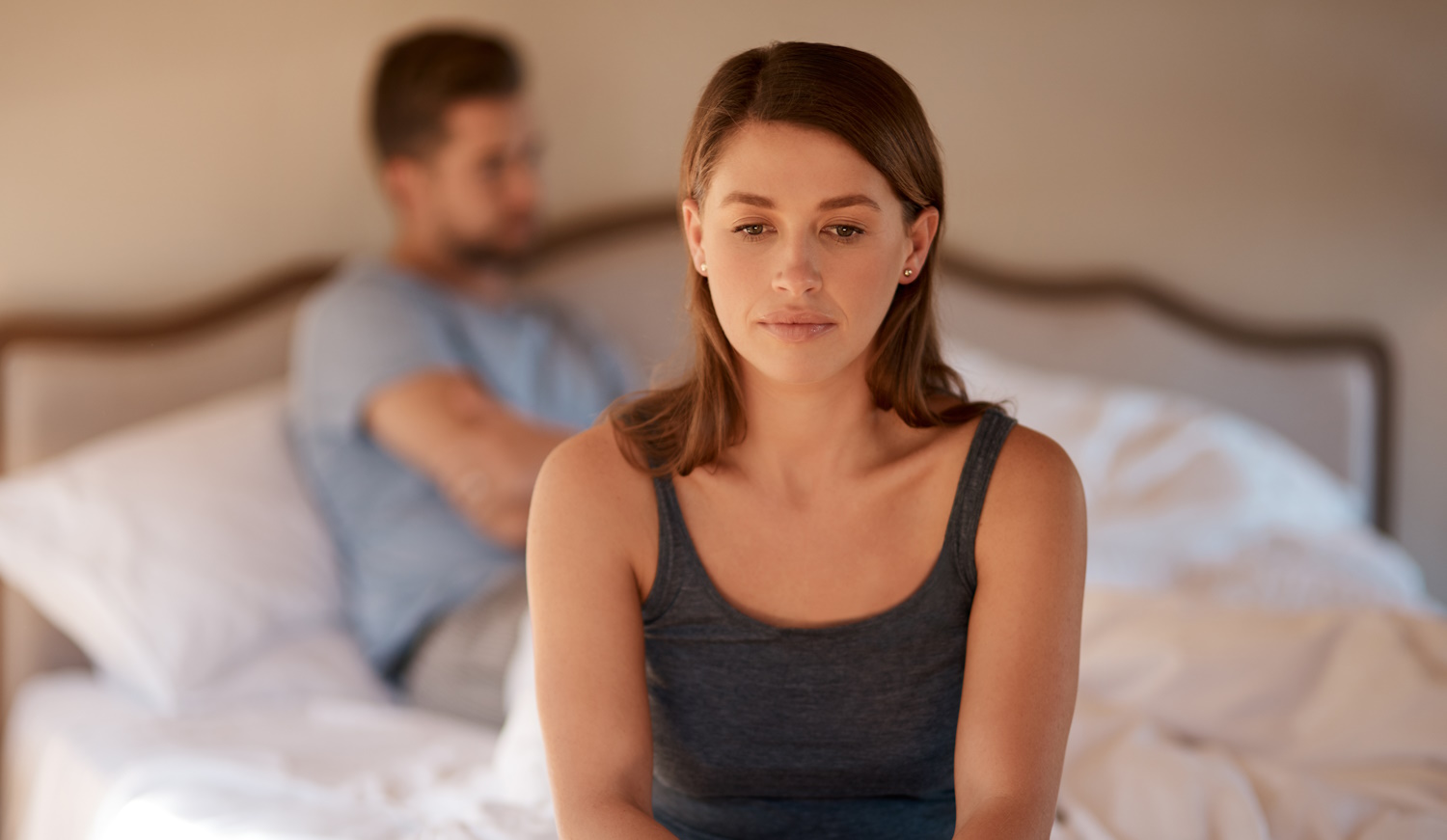 Szomorú, zaklatott pár vitatkozik a hálószobájukban válás vagy szakítás miatt egy modern házban. Mérgező, dühös arckifejezéssel egy nőről, aki veszekszik és konfliktusba kerül a barátjával az ágyban otthonukban