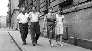 1960 két nő és két férfi sétál az utcán