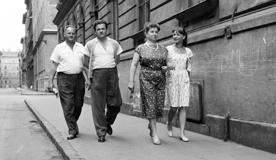1960 két nő és két férfi sétál az utcán